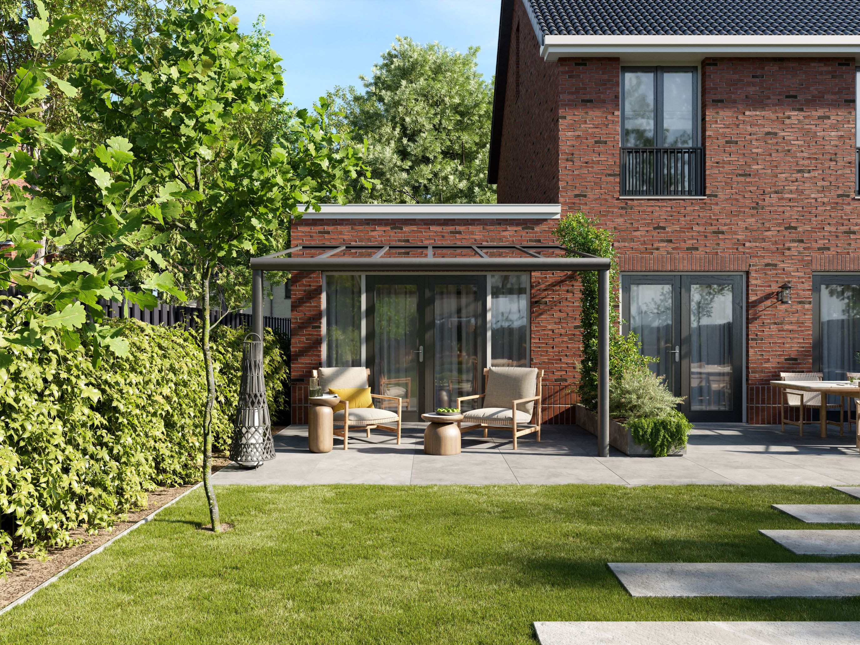 Zicht op achtergevel grijze terrasoverkapping met glas voor uitbouw hoekhuis