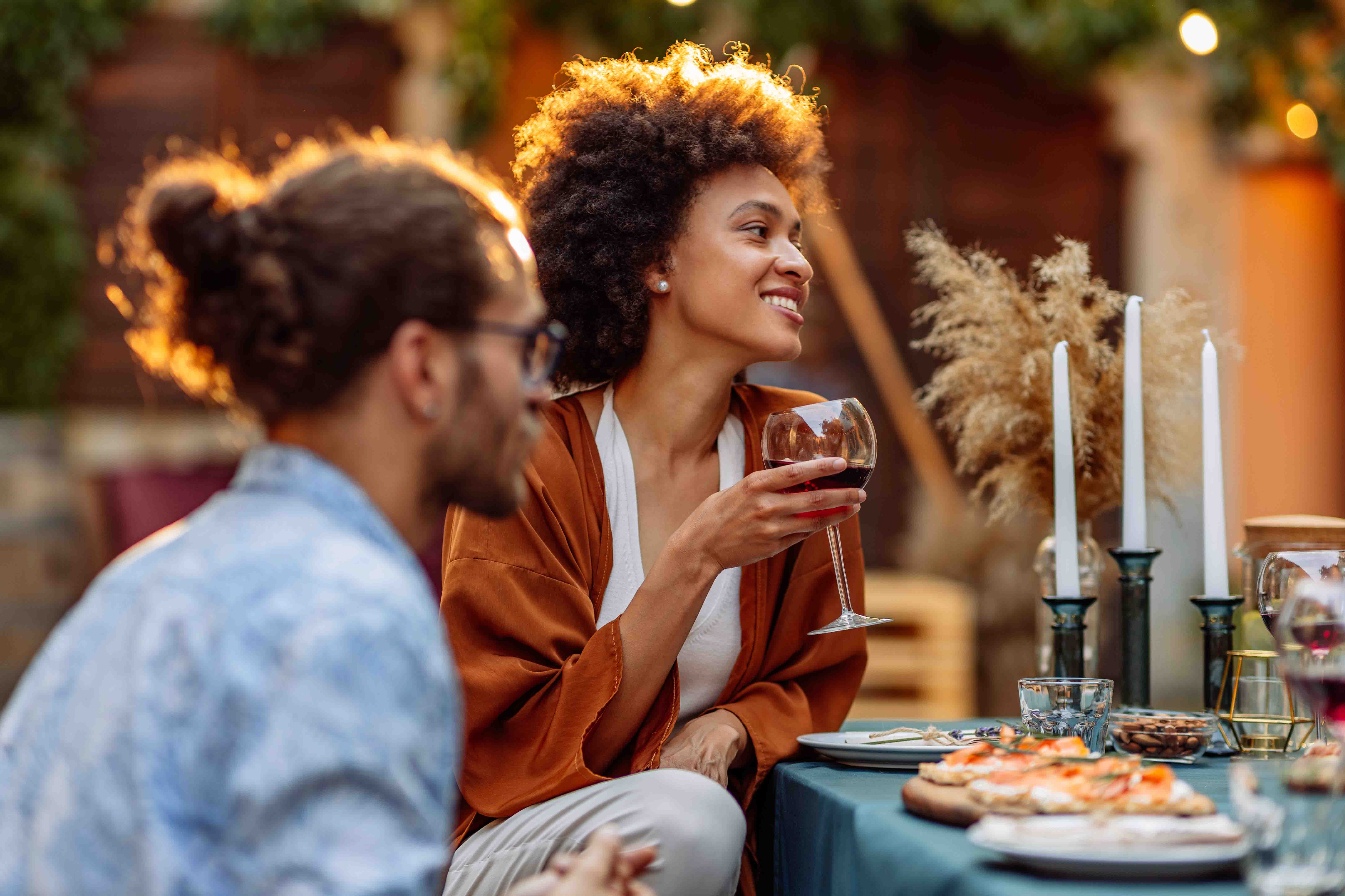 Buiten eten in de tuin samen met vrienden